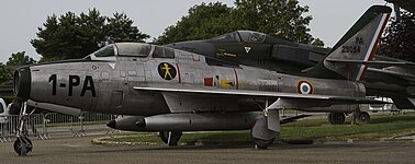 原屬第一戰鬥機大隊第三中隊的F-84F（法语：Republic F-84F Thunderstreak）戰鬥機，現保存於聖迪濟耶空軍基地（法语：Base aérienne 113 Saint-Dizier-Robinson）。