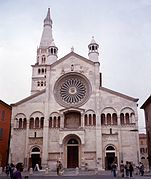 Duomo de Módena (1099-1319), obra de Lanfranco y Wiligelmus, soberbio ejemplo de románico temprano