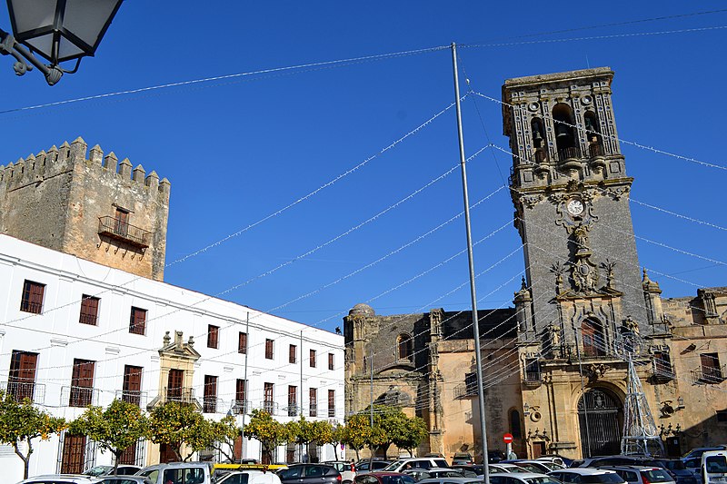 File:Fachada sur con la Torre barroca,el Ayuntamiento y el Castillo.jpg