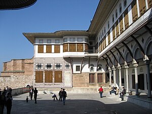 Palais De Topkapı: Histoire et conception du palais, La porte de lAuguste ou porte Impériale, Première cour