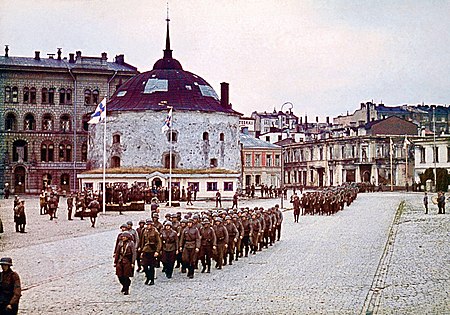 Финский военный парад в 1941 году. На заднем плане развалины здания на угловом участке
