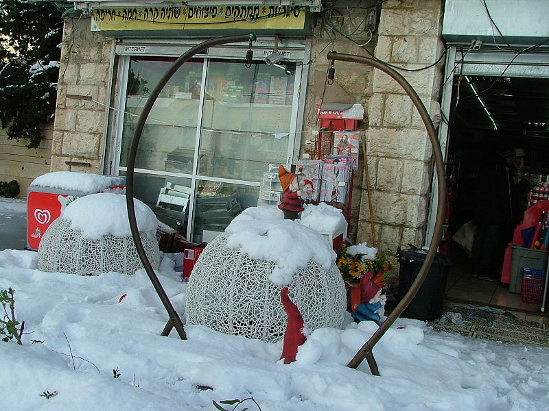 File:Garden Gnomes in Snow.jpg