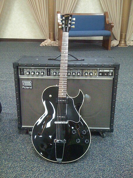 File:Gibson ES-135 + Roland JC-120.jpg