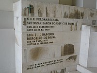"Náhrobní kámen hrobu polního maršála Boroëviće von Bojny na vídeňském hřbitově."
