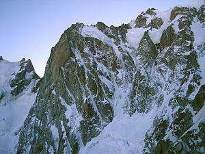 Grand Pilier d'Angle til venstre for midten, med Mont Blanc til høgre.