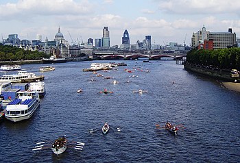 Navigazione lungo il Tamigi a Londra