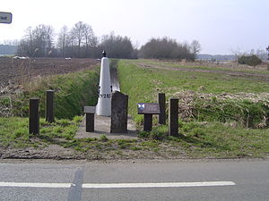 Grens met België. Opmerkelijk is dat de Ellestraat (Heikant) hier overgaat in Hellestraat (Stekene).