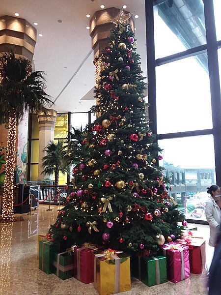 File:HK 灣仔北 Wan Chai North 中環廣場 Central Plaza hall lobby interior Xmas tree December 2018 SSG.jpg