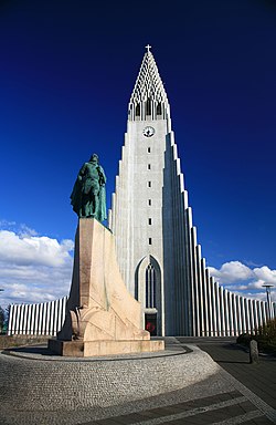 Hallgrímskirkja and Leifur Eiríksson.jpg