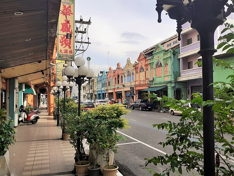 File:Hat Yai, historic shop houses on Napatuthit 1 Rd.jpg