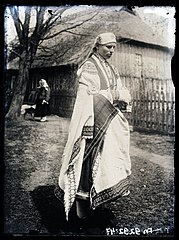 Heinrich Tiidermann. Pruut taluõuel Lääne-Kuramaal, Rucava vallas Lätis. 1902. Klaasnegatiiv, 12 x 9 cm Fotomuuseum, TLM Fn 9292:47
