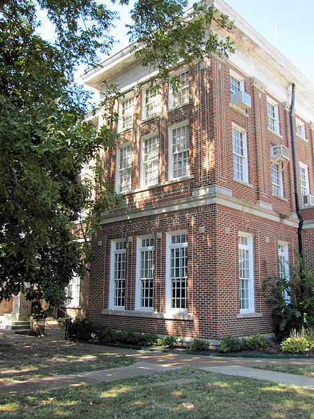 File:Holly Springs, Mississippi Courthouse 2.JPG