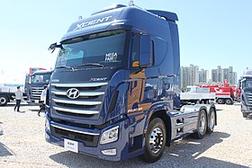 Hyundai Xcient 6x2 tractor frontal lateral.jpg