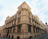 Façana de l'I.E.S. Santa Teresa de Jesús de Madrid, edifici construït en la dècada de 1910 com a habitatges.