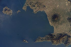 Vue satellite de la baie de Naples avec le Vésuve à l'est et les monts Lattari au sud-est.