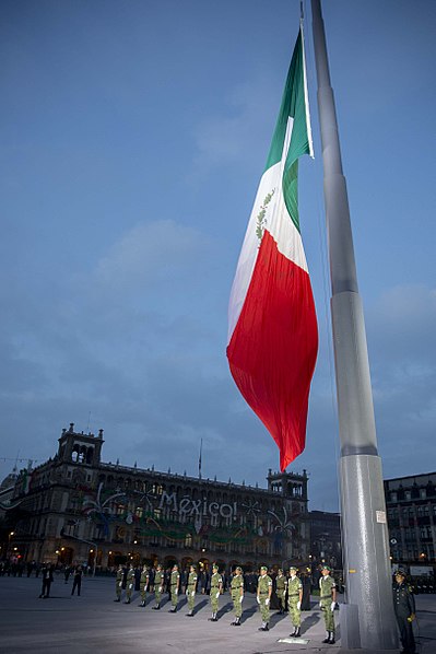 File:Izamiento de la Bandera Nacional en Memoria de las personas que perdieron la vida en el sismo de 1985 - 37135093696.jpg