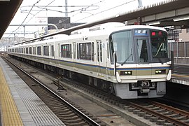 Une rame série 221 à la gare de Kakogawa sur la ligne Kobe.