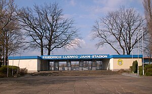 Das Friedrich-Ludwig-Jahn-Stadion in Hoyerswerda (April 2012)
