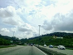 Bandar Enstek, pemandangan dari Jalan Kuarters KLIA di Selamgor.