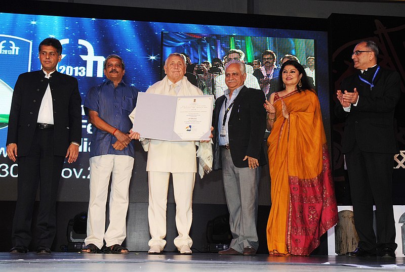 Soubor:Jiri Menzel being conferred the Life Time Achievement Award, at the inaugural ceremony of the 44th International Film Festival of India (IFFI-2013), in Panaji.jpg