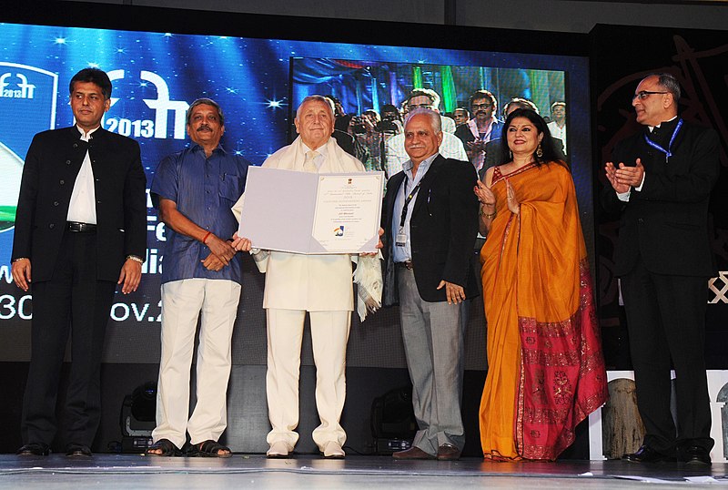 File:Jiri Menzel being conferred the Life Time Achievement Award, at the inaugural ceremony of the 44th International Film Festival of India (IFFI-2013), in Panaji.jpg