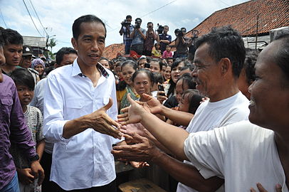 Gubernur Joko Widodo saat melakukan blusukan ke pasar, 2013.