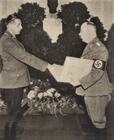 Josef Pfitzner (vpravo) a František Teuner (předseda Kuratoria), 1944