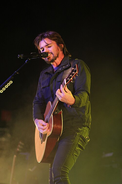 Juanes performing on the 'Unplugged' tour