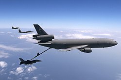 KC-10 אקסטנדר מתדלק מטוס F-16