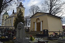 Kaplica rodu Kozłowieckich w Majdanie Królewskim - cmentarz