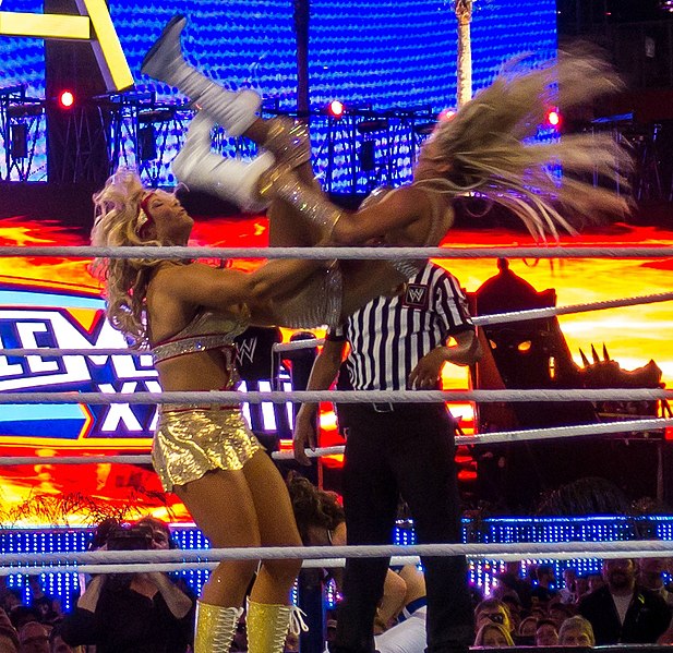 File:Kelly Kelly Molly go round.jpg