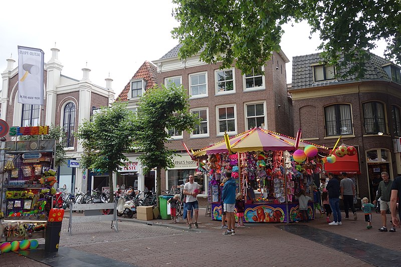 File:Kermis, Ramen, Hoorn.jpg