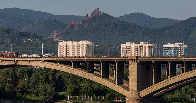 File:Kommunalny Bridge and Takmak Rock (Krasnoyarsk, Russia) 4Y1A8929 (27788629854).jpg