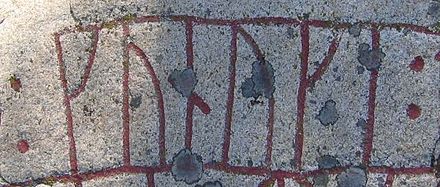 kunuki, i.e. konungi, le datif vieux-norrois du mot konungr (« roi »). L'inscription runique, du XIe siècle (U11), fait référence à Håkan de Suède.