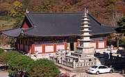 Beomeosa Seven Story Stone Pagoda is relatively recent addition and contains a Sari of the Buddha. The four corners of the base of the pagoda are guarded by stone sculptures of the Four Heavenly Kings. Beomeosa's museum sets behind the pagoda.