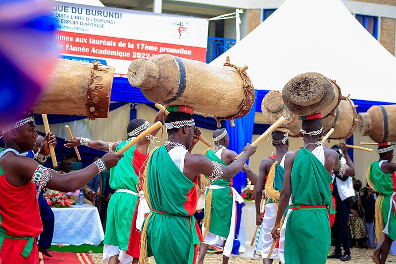 File:La danse au tambours au Burundi.jpg