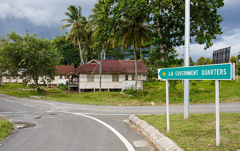 File:Lahad-Datu Sabah Houses-in-government-quarter-00.jpg