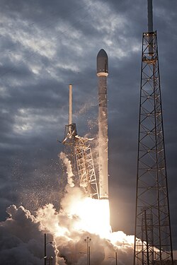 Lancement du Falcon 9 transportant THAICOM 6 (16789019815).jpg