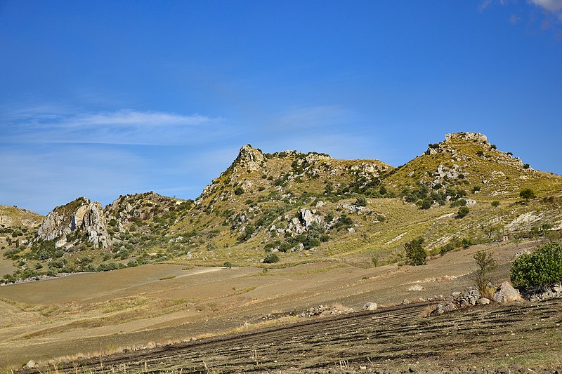 File:Le colline del sito Tornambè-Krastos.jpg