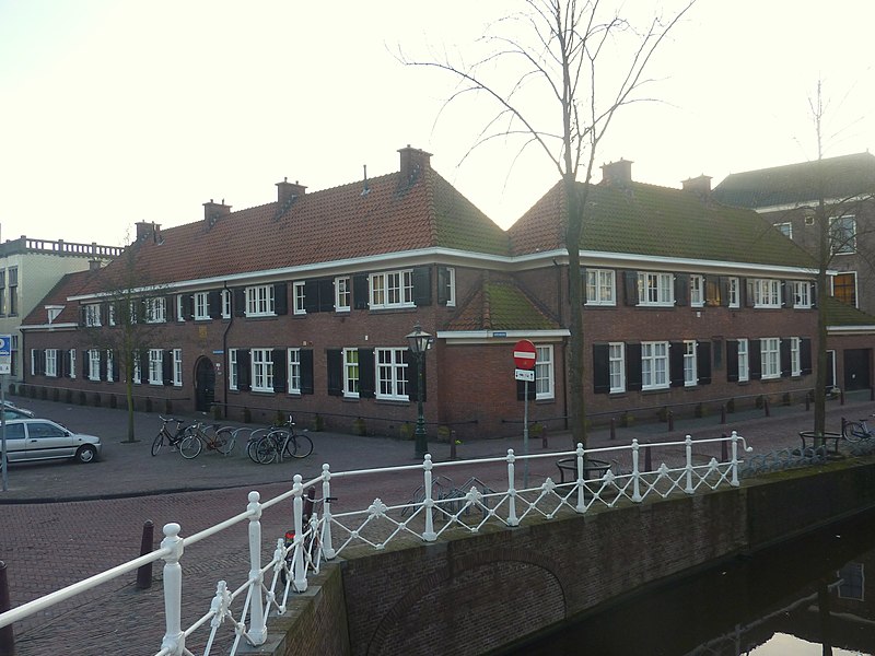 File:Leiden - Doezastraat - Heiligengeesthofje 1-16a.JPG