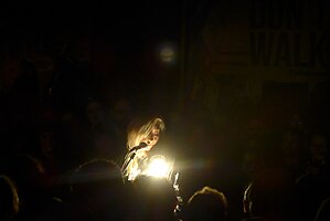 Musiqachi Kristin Xayter Roadburn Festival 2019-da Lingua Ignota nomi ostida jonli ijroda ijro etmoqda.