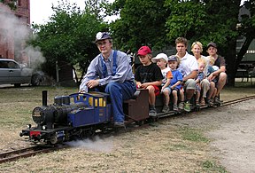 院子公園裡的1：8尺寸的小火車