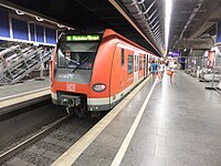 München- Bahnhof Karlsplatz- auf Bahnsteig zu Gleis 1- Richtung Bahnhof München Ost (S-Bahn München 423733-5) 26.5.2012.JPG