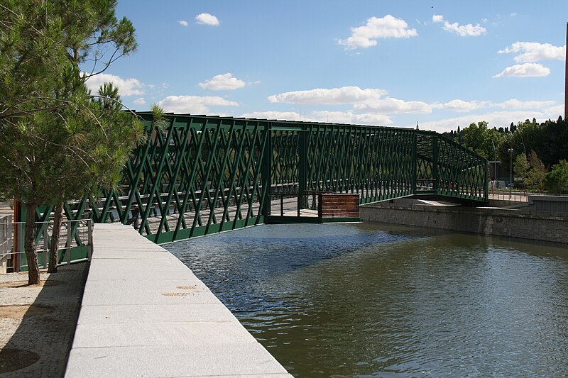 File:Madrid Río- Pasarela de San Conrado - 2011 (exterior).jpg