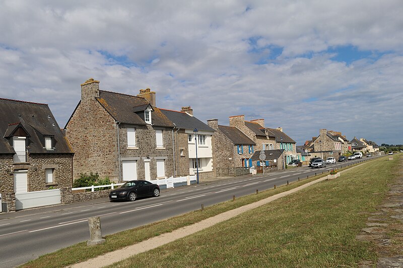 File:Maisons en bord de mer (Saint-Benoît-des-Ondes, 35) - 01.jpg