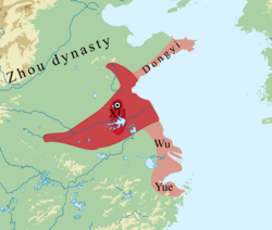 Xu em sua maior extensão em meados do século 8 aC.  1) vermelho escuro: coração de Xu;  2) vermelho: confederação Huaiyi liderada por Xu;  3) rosa: aliados Xu ou sob influência de Xu.