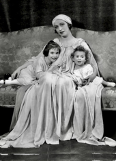 Maria Fein (Mitte) mit ihren beiden Töchtern Maria Becker (links) und Christine Becker (rechts, später Theodora „Thea“ Becker), 1924