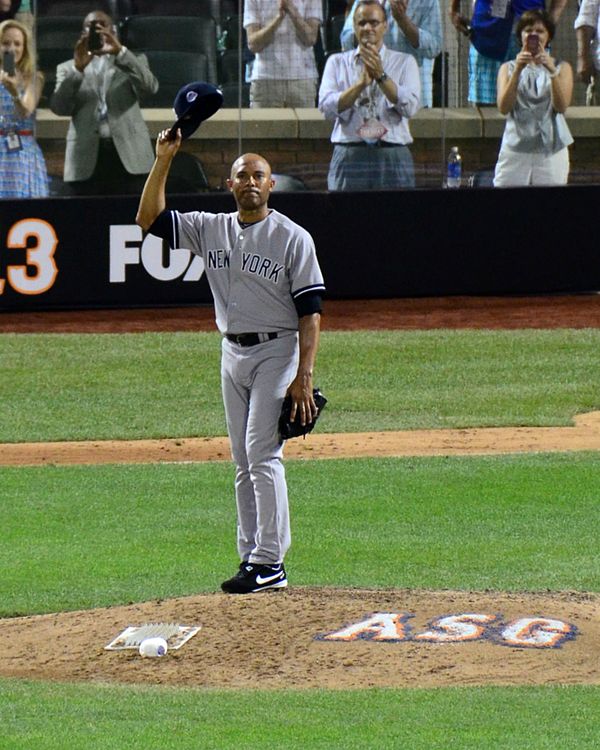 During his entrance in the 8th inning, Mariano Rivera received a standing ovation from both teams and the fans.