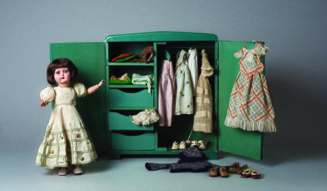 A model of the Argentine fashion doll Marilú from c. 1936–1939 along with a variety of her outfits.