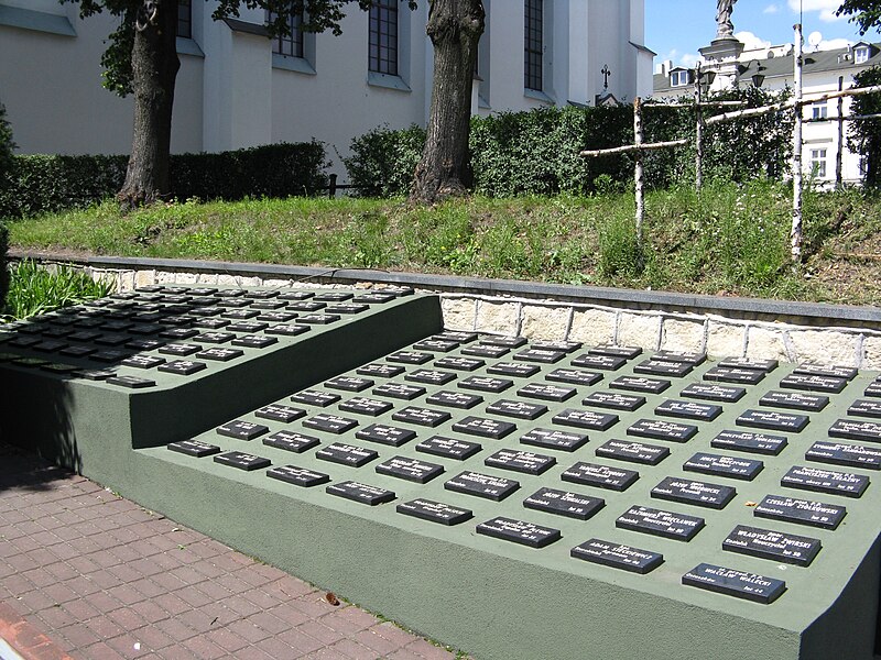 File:Memorial to Katyn victims in Piotrków Trybunalski - plaques.jpg
